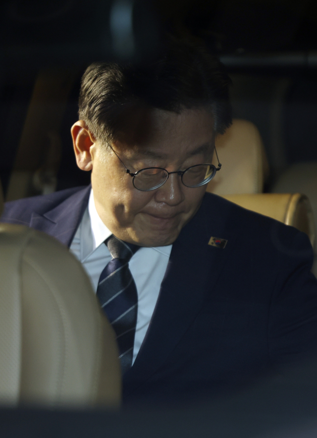 더불어민주당 이재명 대표가 백현동 특혜개발 의혹과 관련해 피의자 신분으로 조사를 마치고 18일 오전 서초동 서울중앙지검을 나서 차에 타고 있다. 연합뉴스