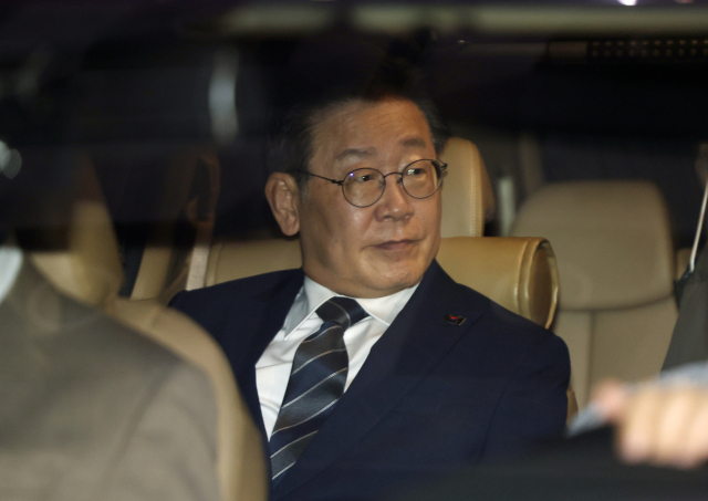 더불어민주당 이재명 대표가 백현동 특혜개발 의혹과 관련해 피의자 신분으로 조사를 마치고 18일 오전 서초동 서울중앙지검을 나서 차에 타고 있다. 연합뉴스
