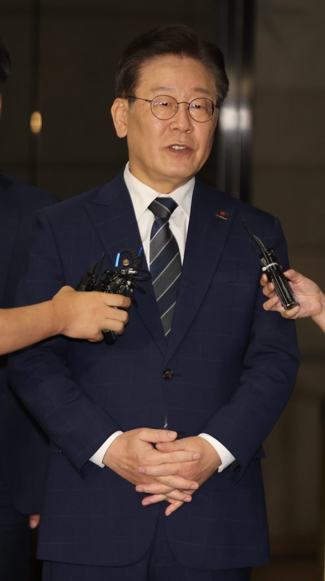 더불어민주당 이재명 대표가 백현동 특혜개발 의혹과 관련해 피의자 신분으로 조사를 마치고 18일 오전 서울 서초동 서울중앙지검을 나서며 발언하고 있다. 연합뉴스