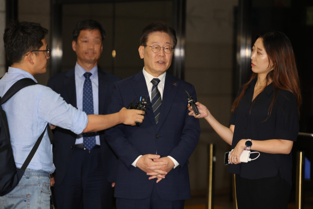 더불어민주당 이재명 대표가 백현동 특혜개발 의혹과 관련해 피의자 신분으로 조사를 마치고 18일 오전 서울 서초동 서울중앙지검을 나서며 발언하고 있다. 연합뉴스