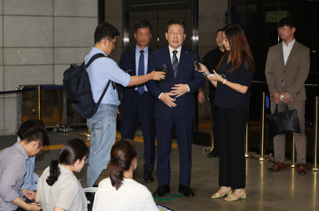 더불어민주당 이재명 대표가 백현동 특혜개발 의혹과 관련해 피의자 신분으로 조사를 마치고 18일 오전 서울 서초동 서울중앙지검을 나서며 발언하고 있다. 연합뉴스
