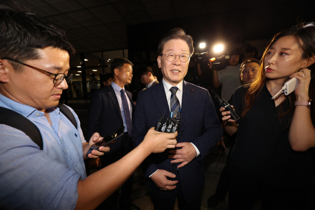 더불어민주당 이재명 대표가 백현동 특혜개발 의혹과 관련해 피의자 신분으로 조사를 마치고 18일 오전 서울 서초동 서울중앙지검을 나서며 취재진의 질문을 받고 있다. 연합뉴스