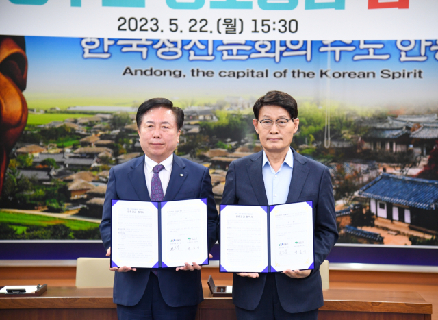 지난 5월 박남서 영주시장(오른쪽)과 권기창 안동시장이 지방상수도 상호 공급 협약을 체결했다. 영주시 제공