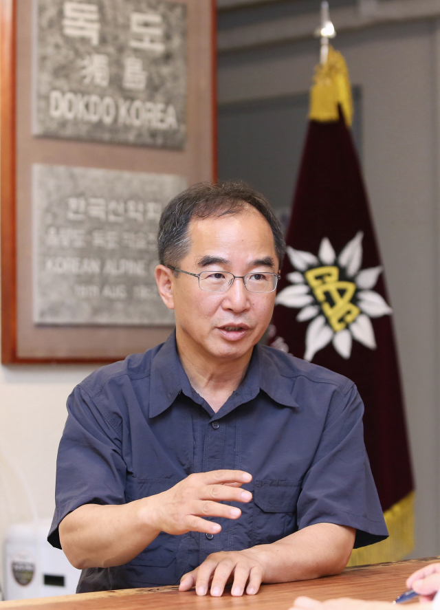 변기태 한국산악회장이 독도표석을 재건립한 이유를 설명하며 