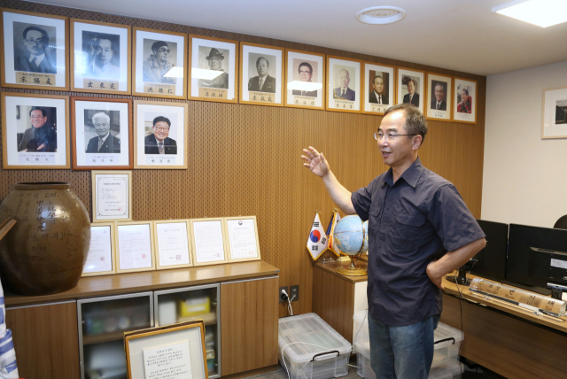 변기태 회장이 역대 회장의 기념사진을 배경으로 한국산악회 운영 계획을 밝히고 있다. 이무성 객원기자