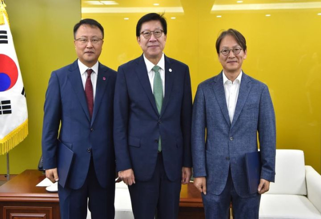 박형준 부산시장(가운데)이 18일 오전 부산시청 의전실에서 박경은 신임 정무특별보좌관(왼쪽)과 성희엽 신임 정책수석보좌관에게 임명장을 수여한 뒤 기념촬영을 하고 있다. [사진=부산시]