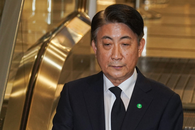 이동관 방송통신위원장 후보자가 16일 서울 서대문구 세브란스병원 장례식장에 마련된 윤석열 대통령의 부친 윤기중 연세대 명예교수의 빈소로 향하고 있다. 연합뉴스