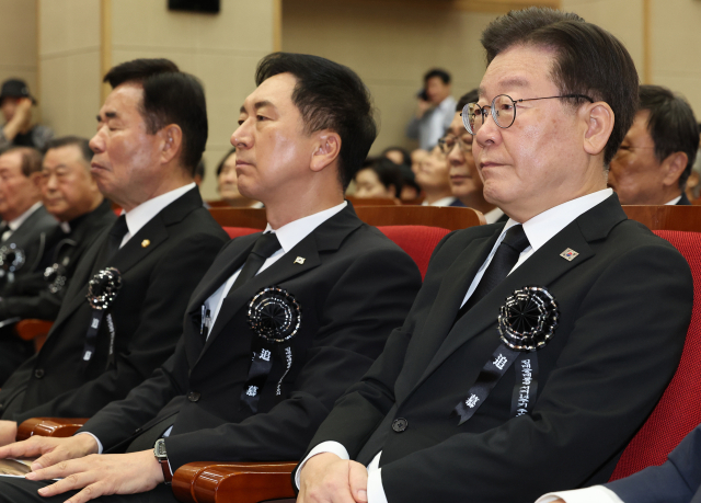 김대중 전 대통령 서거 14주기인 18일 오전 서울 동작구 서울 현충원 현충관에서 열린 추도식에서 국민의 힘 김기현 대표(가운데), 더불어민주당 이재명 대표(오른쪽)가 자리에 앉아 있다. 연합뉴스