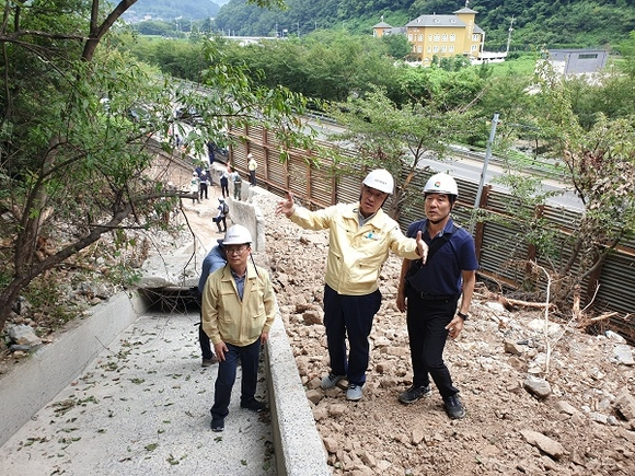 조명래 경남 창원특례시 제2부시장이 18일 쌀재터널 산사태 피해지역 현장을 찾아 정밀조사를 참관하고 있다. [사진=창원시]