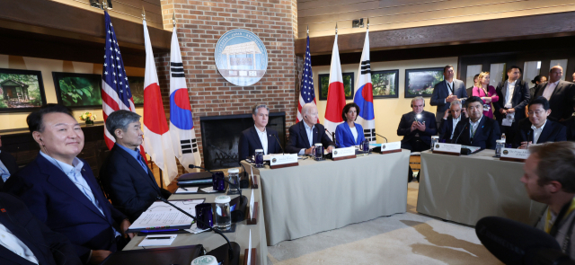 윤석열 대통령과 조 바이든 미국 대통령, 기시다 후미오 일본 총리가 18일(현지시간) 워싱턴DC 인근 미국 대통령 별장인 캠프 데이비드에서 한미일 정상회의를 하고 있다. 연합뉴스