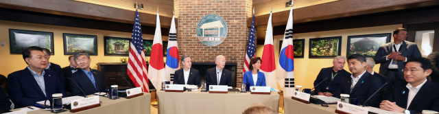 윤석열 대통령과 조 바이든 미국 대통령, 기시다 후미오 일본 총리가 18일(현지시간) 워싱턴DC 인근 미국 대통령 별장인 캠프 데이비드에서 한미일 정상회의를 하고 있다. 연합뉴스