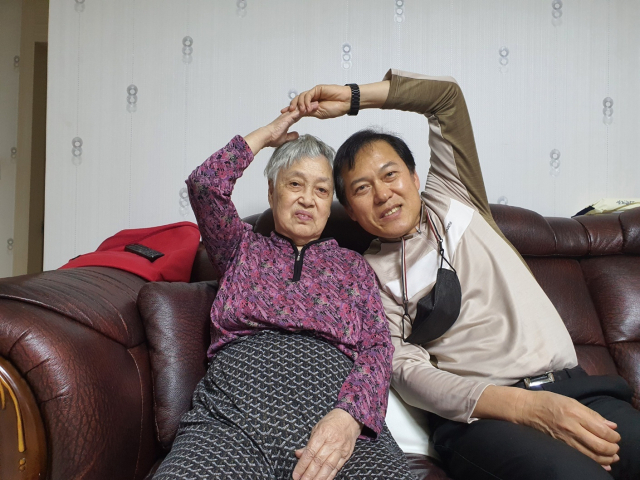 이근영 (주)로하스건설 대표(사진 오른쪽)가 어머니 고 이정순 씨 생전에 집에서 함께 찍은 사진. 가족 제공.