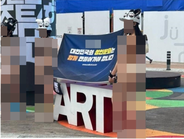 지난 18일 대구 동성로에서 목격된 비키니 차림의 여성들. 이들은 