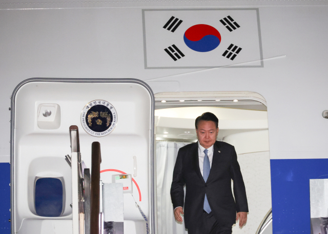 한미일 정상회의을 마치고 귀국한 윤석열 대통령이 20일 성남 서울공항에 도착, 전용기인 공군 1호기에서 내리고 있다. 연합뉴스