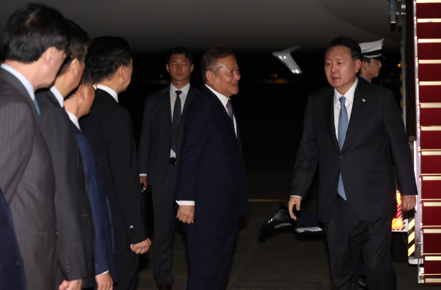 한미일 정상회의을 마치고 귀국한 윤석열 대통령이 20일 성남 서울공항에 전용기인 공군 1호기편으로 도착해, 마중나온 이상민 행안부 장관, 국민의힘 김기현 대표 등과 인사하고 있다. 연합뉴스