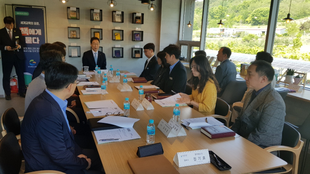경북도교육청은 네이버 클라우드와 업무협약을 체결하고 가상의 실험실에서 AI와 합작해 교육용 프로그램 개발을 추진 중이다. 사진은 임종식 경북교육감이 AI 앨셀러레이터로 선발된 경북지역 교직원들과 만나 이야기 하고 있다. 경북교육청 제공