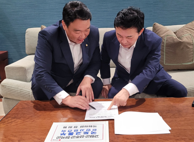 정희용(왼쪽) 의원이 원희룡 국토부 장관에게 지역구 현안 사업을 설명하고 있다. 정희용 의원실 제공
