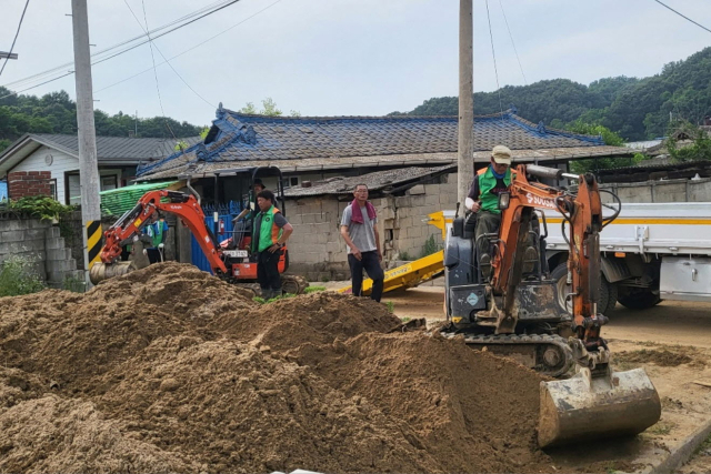 봉화군 지역자율방재단 단원들이 개인 장비를 동원, 응급복구작업을 펼치고 있다. 봉화군 제공