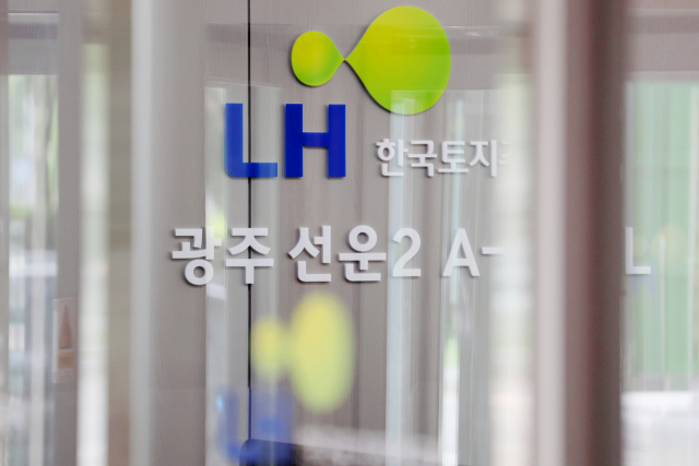 광주경찰청 반부패경제범죄수사대는 16일 선운2지구 아파트 단지 철근 누락 사건과 관련, 한국토지주택공사(LH) 광주전남지역본부 주택공사부를 대상으로 압수수색을 단행했다. 사진은 이날 오후 LH 광주전남본부 내 선운지구2단지 상담센터 모습. 연합뉴스