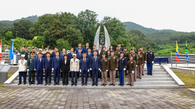 경북 칠곡 한미우정 공원에서 303고지 추모비 한미합동 참배.