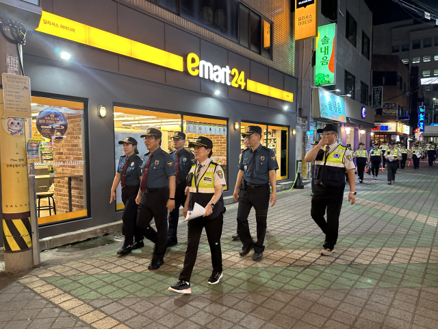 대구 달서경찰서는 지난 17일 자율방범대, 생활안전협의회 등과 함께 관내 야간 합동순찰을 진행했다. 달서경찰서 제공