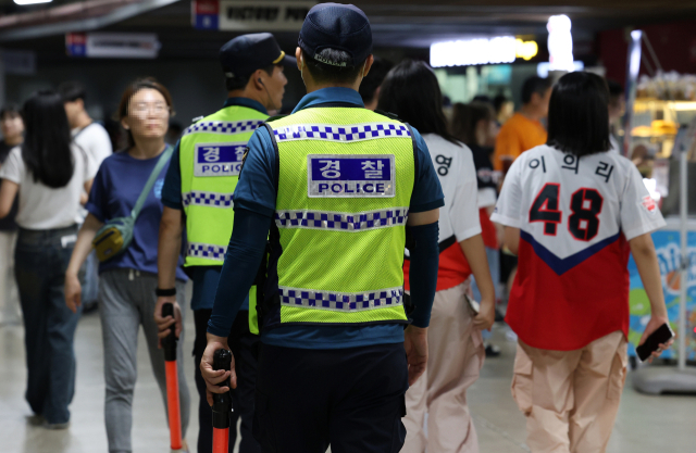 서울 신림역과 경기 서현역의 흉기 난동 사건 이후 인터넷에 살인 예고 게시글이 이어지고 있는 8일 LG 트윈스와 KIA 타이거즈의 프로야구 경기가 열린 광주기아챔피언스필드에서 경찰이 순찰하고 있다. 연합뉴스
