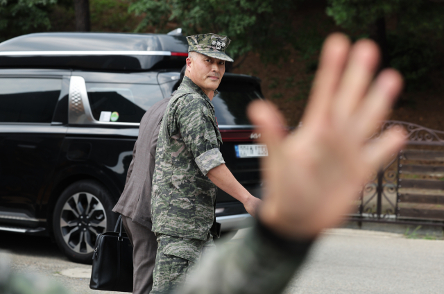 박정훈 전 해병대 수사단장이 18일 오후 승인 없이 TV 생방송에 출연한 것과 관련해 열린 징계위원회에 출석하기 위해 경기도 화성시 해병대 사령부로 들어가고 있다. 연합뉴스