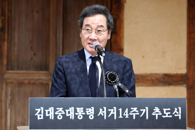 더불어민주당 이낙연 전 대표가 18일 오전 전남 신안군 하의면 하의도 김대중 전 대통령 생가에서 열린 서거 14주기 추도식에서 추모사를 하고 있다. 연합뉴스
