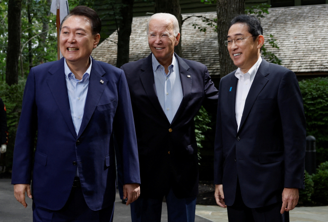 (왼쪽부터) 윤석열 대통령, 조 바이든 미국 대통령, 기시다 후미오 일본 총리가 18일(현지시간) 한미일 정상회의가 열린 미국 대통령 별장 캠프 데이비드에서 포즈를 취하고 있다. 연합뉴스