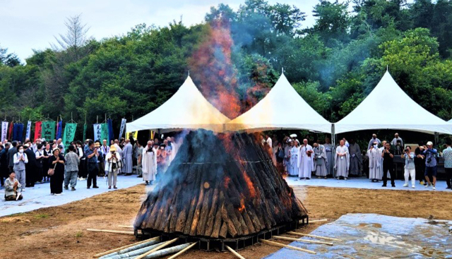 불국사 다비장에서 성타대종사의 다비식이 열리고 있다.