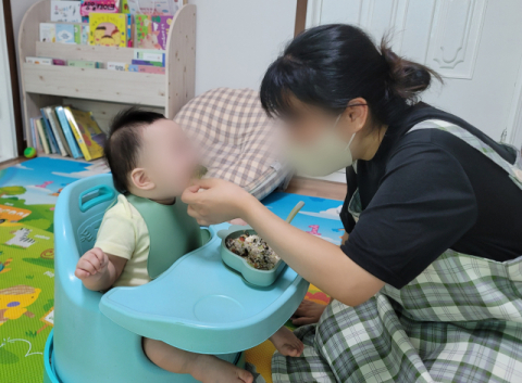 장소영(가명·30) 씨가 태어난 지 9개월 된 아들 민호(가명·1)에게 이유식을 먹이고 있다. 박성현 기자
