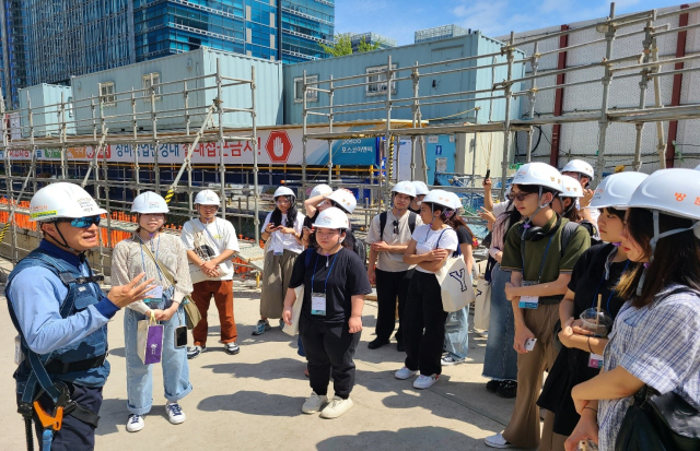 포스코이앤씨는 한국·중국·일본·태국 등 4개국 대학생들을 초청해 현장을 개선할 수 있는 아이디어 발굴 활동을 펼쳤다. 포스코이앤씨 제공