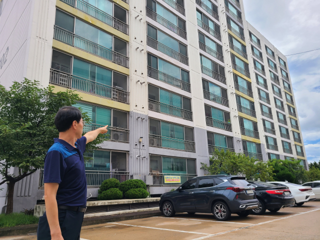 21일 구미 모 법인 실장이 구미1산단 내 아파트형 기숙사를 손으로 가리키고 있다. 이 법인은 정부의 종부세법 개정으로 지난해 종부세 폭탄을 맞았다며 억울함을 호소하고 있다. 조규덕 기자