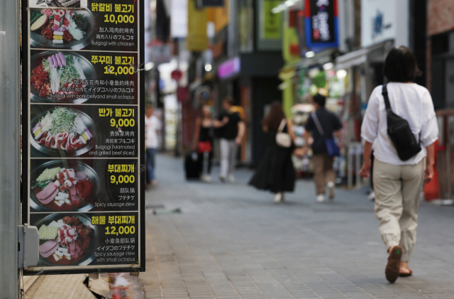 7일 명동의 한 식당 앞에 음식 가격이 써붙어 있다. 날씨나 국제유가 등 일시적 요인에 따른 물가 변동분을 제외한 