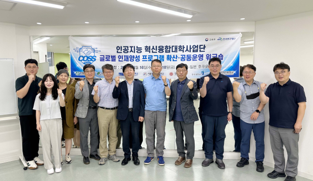 인공지능혁신융합대학 사업단이 18일 일본 후쿠오카에서 워크숍을 마친 뒤 기념촬영을 하고 있다. 영진전문대 제공