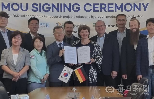 (재)포항테크노파크와 독일 정부출연 연구기관인 프라운호퍼 연구소가 수소산업 발전과 기업 육성을 위한 업무협약서를 체결한 후 기념촬영을 하고 있다. 포항시 제공