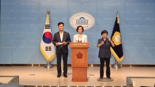 김영식(구미을)·이인선(대구 수성을) 국민의힘 의원이 21일 국회 소통관에서 고준위 방폐물 특별법 제정을 촉구하는 기자회견을 하고 있다. 박영채 기자 pyc@imaeil.com