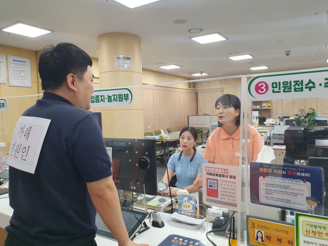 예천군 관계자들이 악성 민원 상황을 가정해 대응 모의훈련을 하고 있다. 예천군 제공