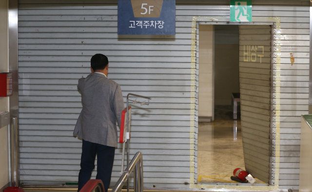 28일 오전 화재가 발생한 서울 용두동 홈플러스 동대문점의 매장과 주차장 사이 연결통로에 방화셔터가 내려져 있다. 연합뉴스
