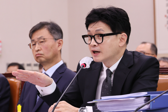한동훈 법무부 장관이 21일 국회에서 열린 법제사법위원회 전체회의에서 의원 질의에 답변하고 있다. 연합뉴스