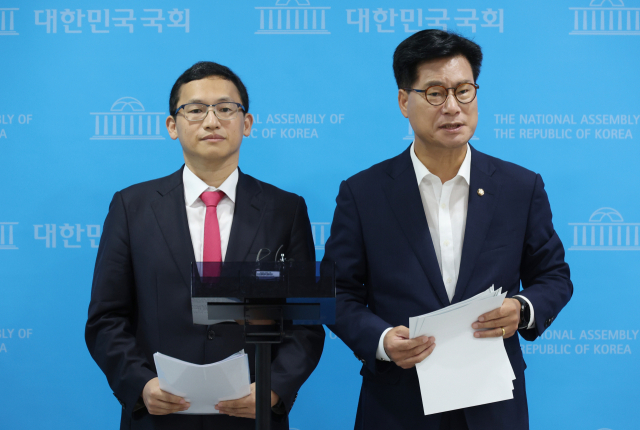 국민의힘 과학기술특위 위원장을 맡은 정우성 포항공대 교수(왼쪽)와 부위원장을 맡은 김영식 의원이 21일 국회에서 브리핑을 하고 있다. 연합뉴스