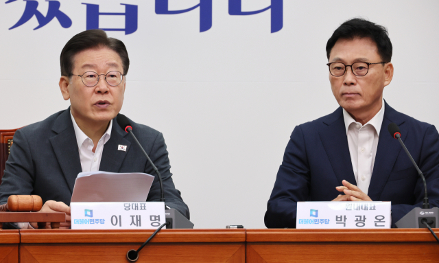 더불어민주당 이재명 대표가 21일 국회에서 열린 최고위원회의에서 발언하고 있다. 오른쪽은 박광온 원내대표. 연합뉴스