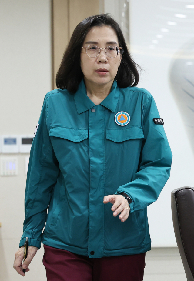 김현숙 여성가족부 장관이 21일 서울 용산 대통령실 청사에서 열린 을지 및 제35회 국무회의에서 방문규 국무조정실장 자리로 향하고 있다. 연합뉴스