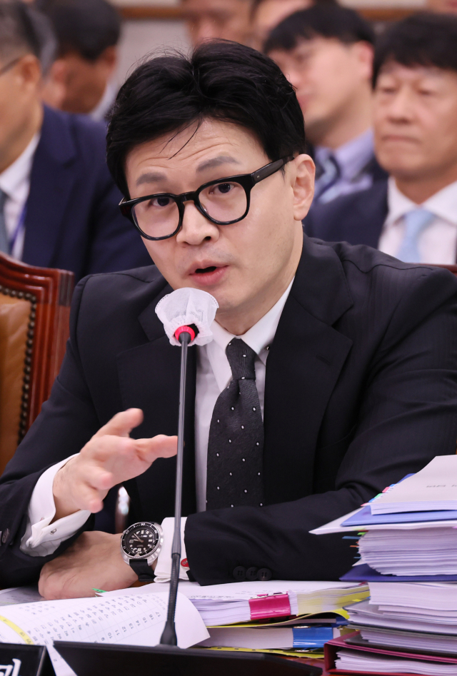 한동훈 법무부 장관이 21일 국회에서 열린 법제사법위원회 전체회의에서 의원 질의에 답변하고 있다. 연합뉴스