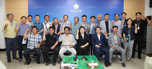 안동시의회 김새롬 의원이 양봉산업 지원을 위한 조례 제정에 앞서 양봉업계 관계자들과 간담회를 가졌다. 안동시의회 제공