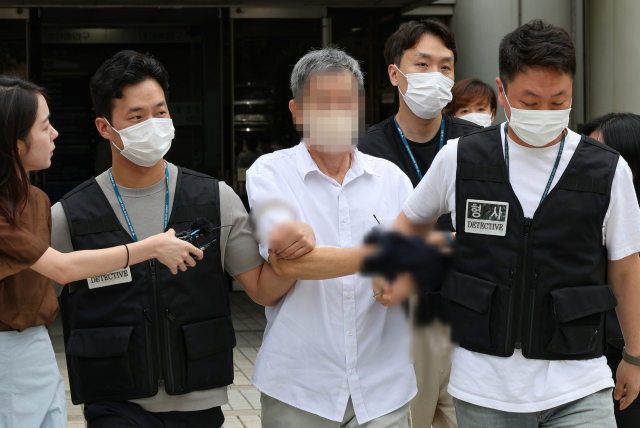 탈북 청소년들을 성추행한 혐의를 받는 목사 천모씨가 21일 오전 서울 서초구 서울중앙지방법원에서 구속 전 피의자 심문(영장실질심사)을 마친 뒤 이동하고 있다. 연합뉴스