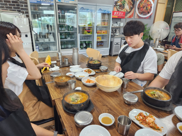 4번 국도에 있는 아무 식당에 들어가 끼니 해결 중