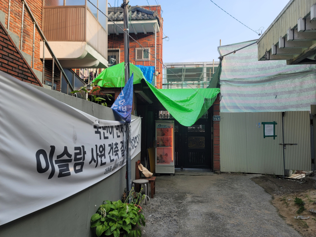 22일 오전 7시쯤 찾은 대구 북구 대현동 이슬람사원 건설현장. 공사현장 내부는 부직포 등으로 가려져 있었고, 외부에 있는 냉장고에는 돼지머리 등이 놓여져 있었다. 박성현 기자