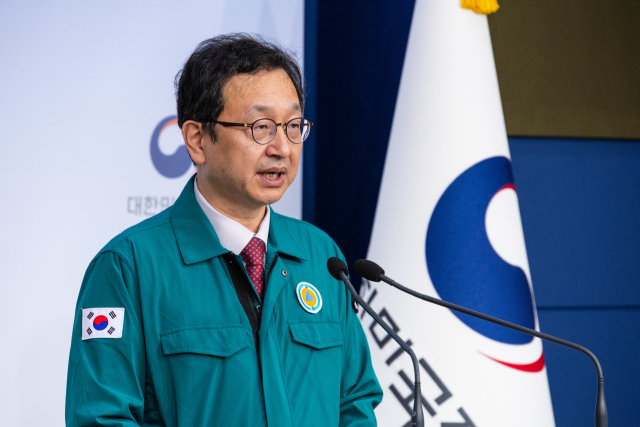 정승윤 국민권익위원회 부위원장 겸 사무처장이 22일 오전 서울 종로구 정부서울청사 별관에서 열린 기자회견에서 남영진 전 KBS 이사장에 대한 청탁금지법 위반 확인에 대해 발표하고 있다. 정 부위원장은 