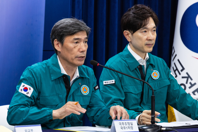 박구연 국무조정실 1차장(왼쪽)이 21일 오후 서울 종로구 정부서울청사에서 열린 후쿠시마 원전 오염수 방류 관련 일일 브리핑에 참석해 일본 정부의 오염수 방류 시점 통보에 대한 취재진의 질문에 답하고 있다. 연합뉴스